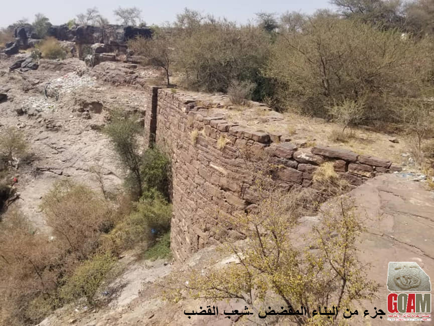 كليف فريق من الاخصائيين بالنزول الميداني للمواقع الاثرية لمعانيه المواقع وتحريزها .